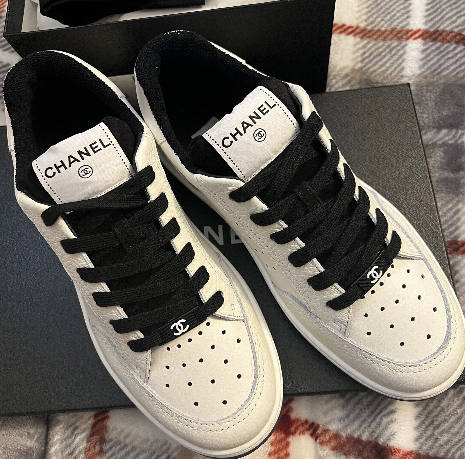 CHANEL CC WHITE LEATHER TRAINER SNEAKERS