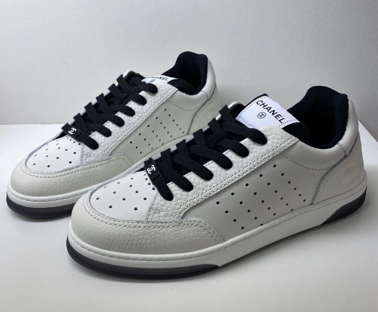 CHANEL CC WHITE LEATHER TRAINER SNEAKERS
