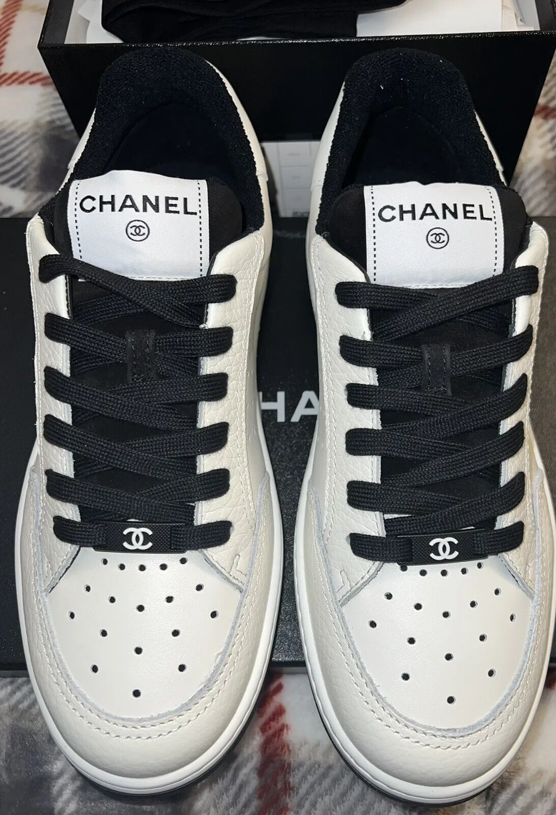 CHANEL CC WHITE LEATHER TRAINER SNEAKERS
